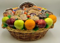 Baker's Deluxe Gift Basket w Fruit